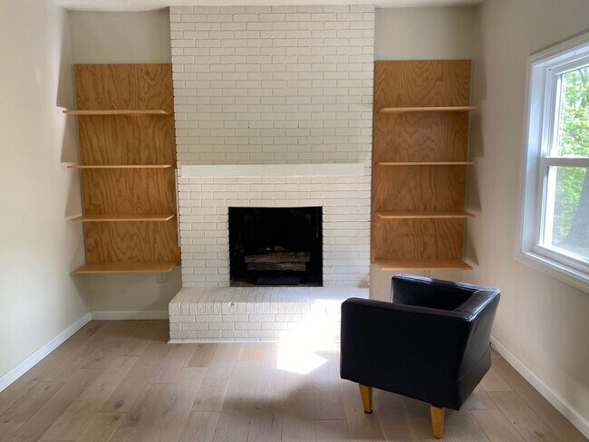 Building Photo - East AVL - Mid Century Modern Beauty in Bo...