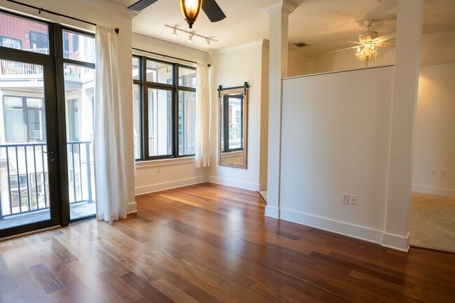 Building Photo - STUDIO Condominium next to Walnut Street B...
