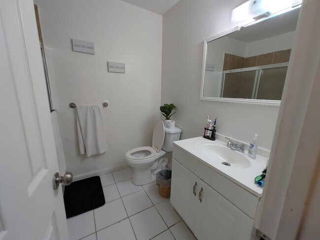 Building Photo - 1901 NW S River Dr