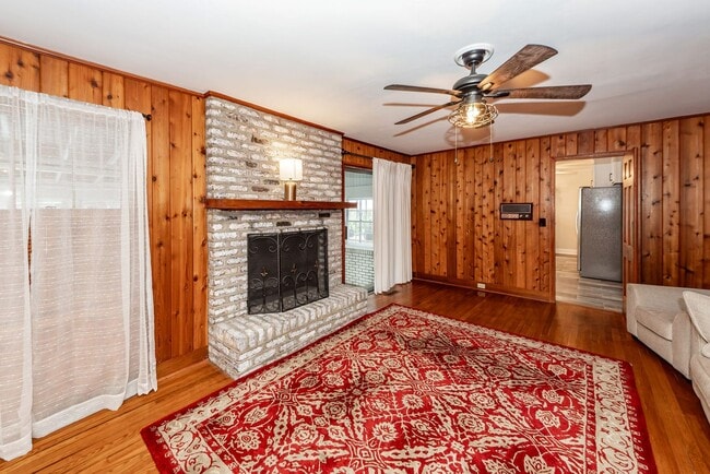Building Photo - 6 Bedroom, 2.5 Bath House in Drayton on th...