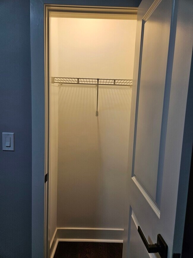 Building Photo - 831 S Western Ave