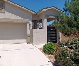 Building Photo - Beautiful 3 Bedroom 2 Bathroom home! Showi...