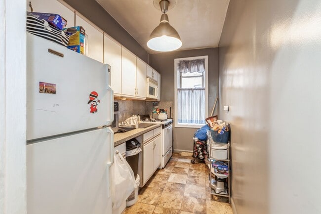 Building Photo - Rent-to-Own this Pelham Parkway 1-Bedroom ...