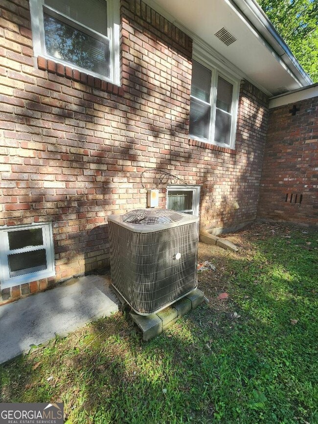 Building Photo - 302 Kelso Dr SW