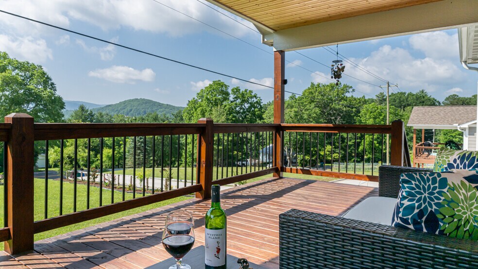 Building Photo - 664 Old Fort Rd