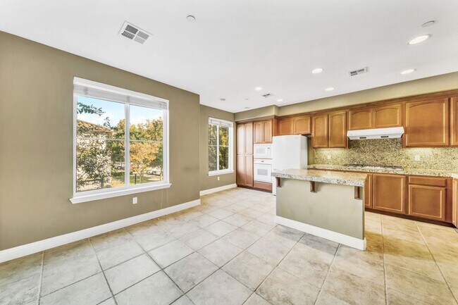 Building Photo - 3-Bedroom Townhome for Rent in Fremont!