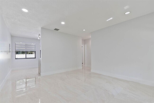 Building Photo - 2567 SW 21st Ave
