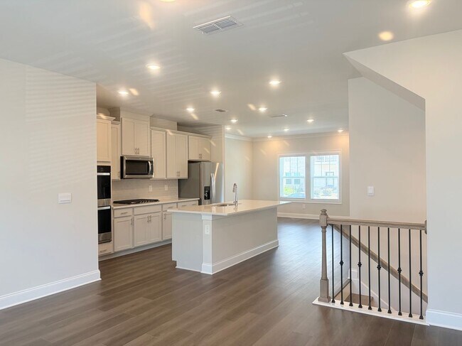 Building Photo - 2756 Devon Vale St