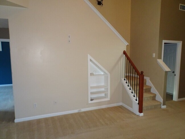 Building Photo - Prime Newnan location, close to everything...