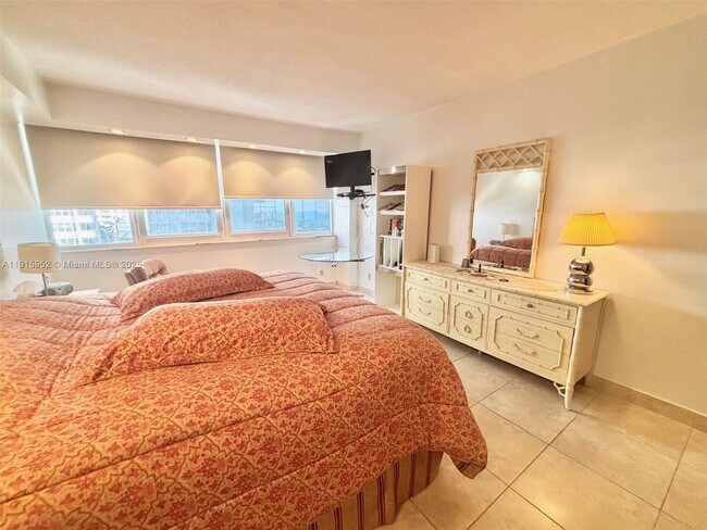 Building Photo - 2030 S Ocean Dr