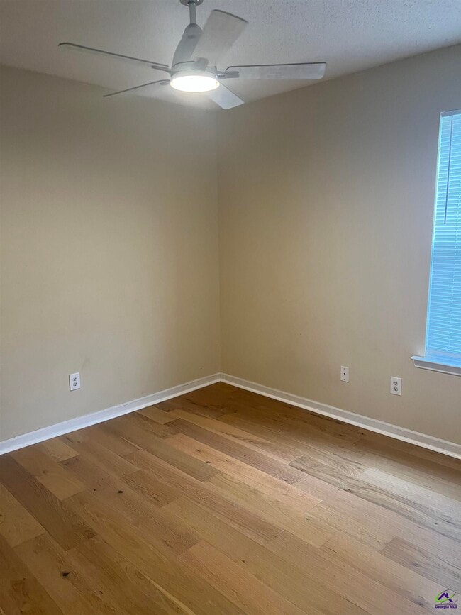 Building Photo - 208 Camelot Pl