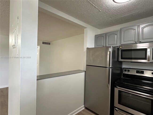 Building Photo - 5661 SW 36th Ct
