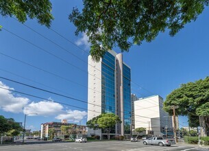 Building Photo - $3900/ 3 BED / 2 BATH in  PUNAHOU REGENCY