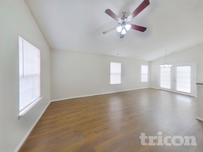 Building Photo - 529 Pullman St SW