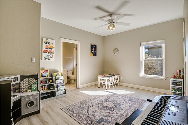 Building Photo - 945 Wesley Ridge Dr