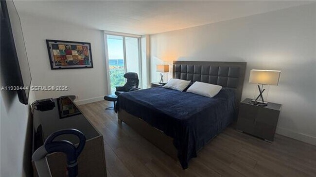 Building Photo - 100 Bayview Dr