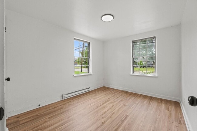 Building Photo - 2 BEDROOM HOME!