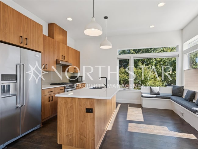 Building Photo - Contemporary Stunner in North East Portland