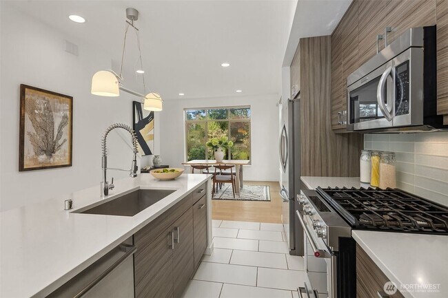 Building Photo - 3bd/2.25Ba Seattle Townhouse