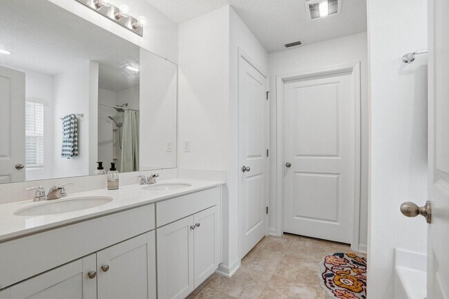 Building Photo - 5043 Big Pine Dr