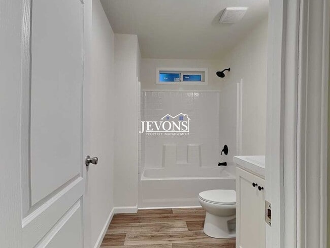 Building Photo - Rent Ready!