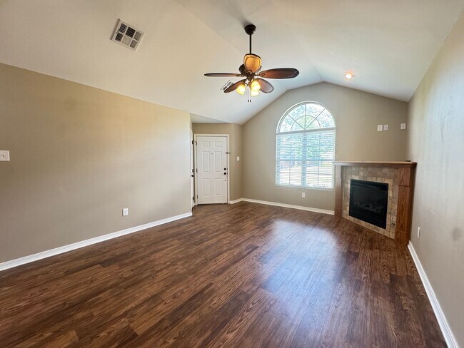 Building Photo - 3 Bed 2 Bath Townhouse in Ruston!