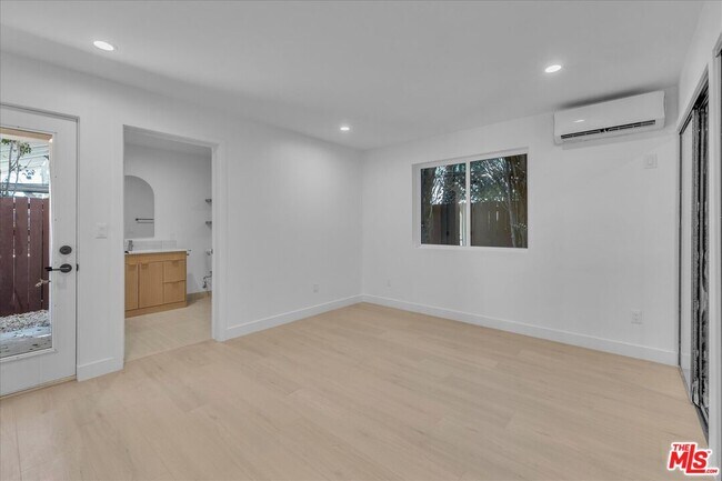 Building Photo - 6913 Encino Ave