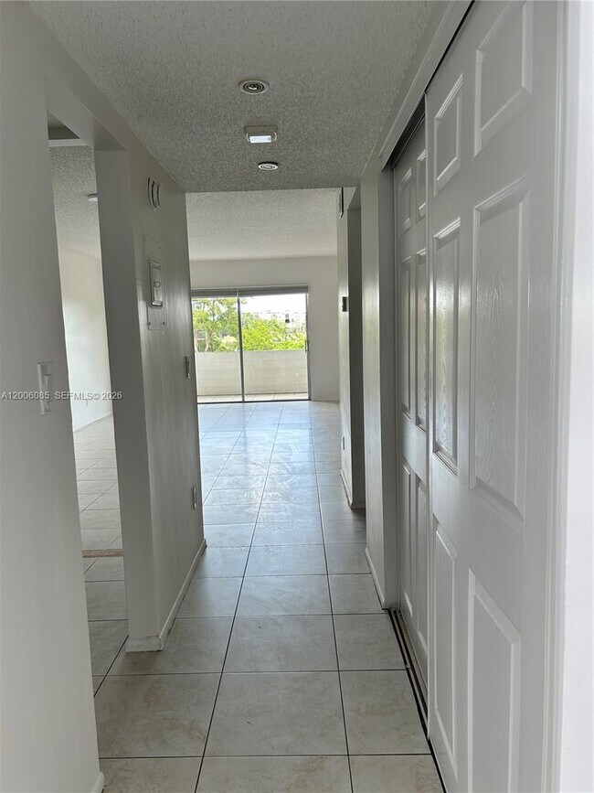 Building Photo - 3000 Sunrise Lakes Dr W