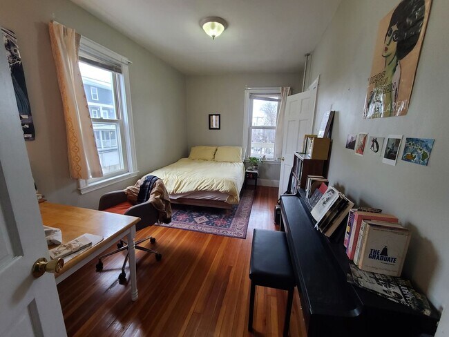 Building Photo - Off street parking - Close to Whole Foods / CVS - Renovated Kitchen