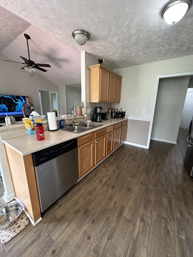 Building Photo - 590 Americana Dr
