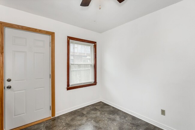 Building Photo - 1 bedroom located near Downtown! Move In S...