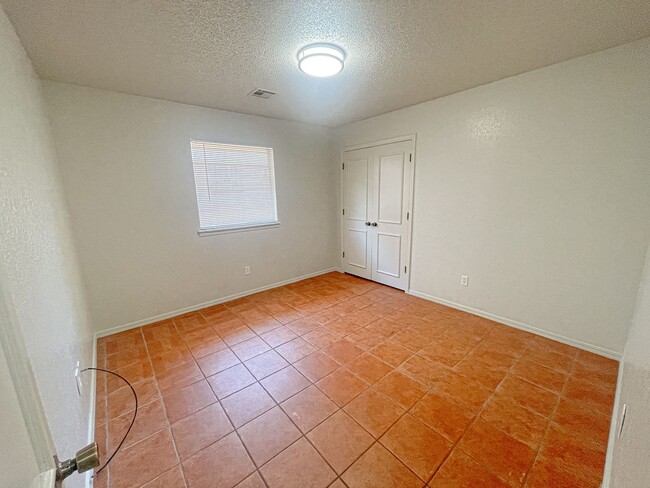 Building Photo - 3 Bed 2 Bath in OKC!