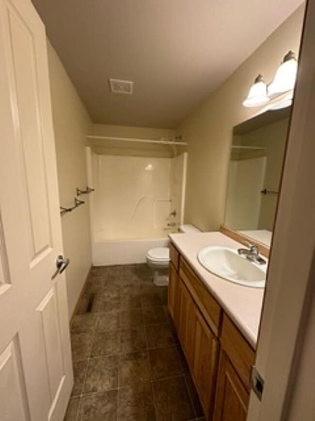 Building Photo - Bright & Spacious 3BR/2BA Home in SE Bend – Prime Location!