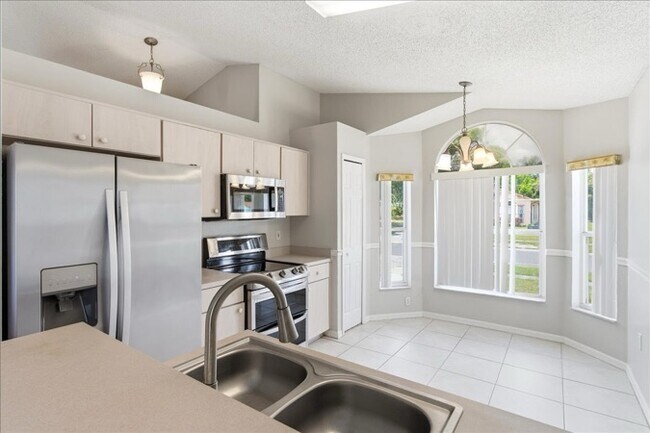 Building Photo - 1537 Ridge Pointe Dr