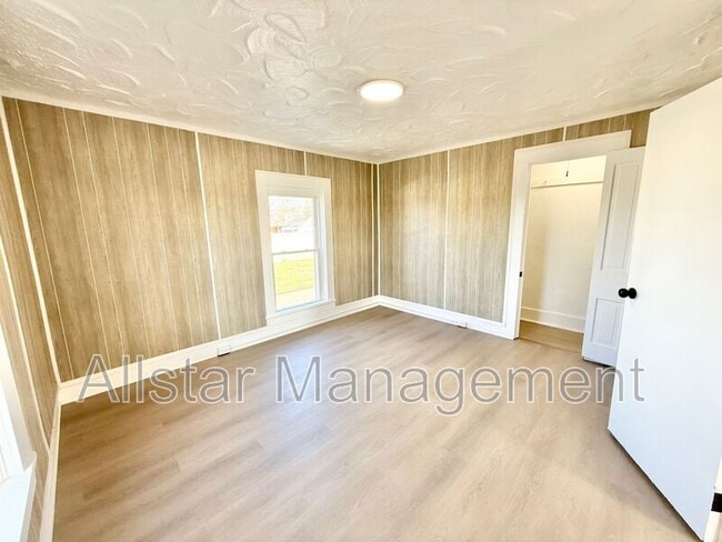 Building Photo - 924 Spring Ave NE