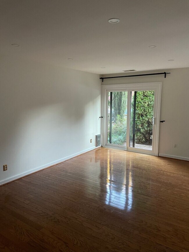 Building Photo - Well Maintained & Updated - 3 BR - Reston Metro