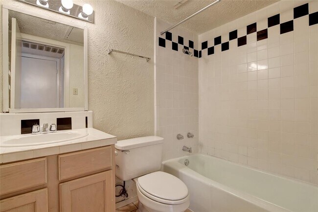 Building Photo - 105 E 38th St