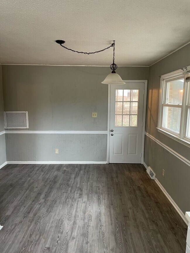 Building Photo - Split Level 3 bedroom 2 bath house with shed