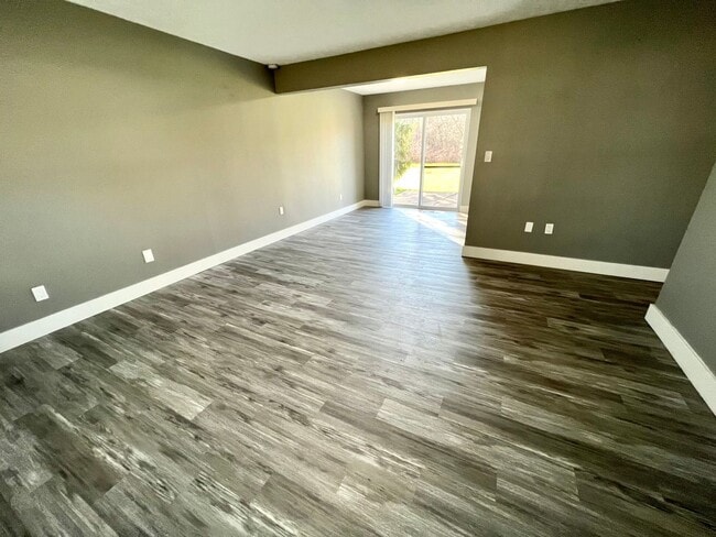 Building Photo - Massive Space! 4 Bedrooms 2 Bathrooms - Cr...