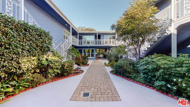 Building Photo - 11284 Montana Ave