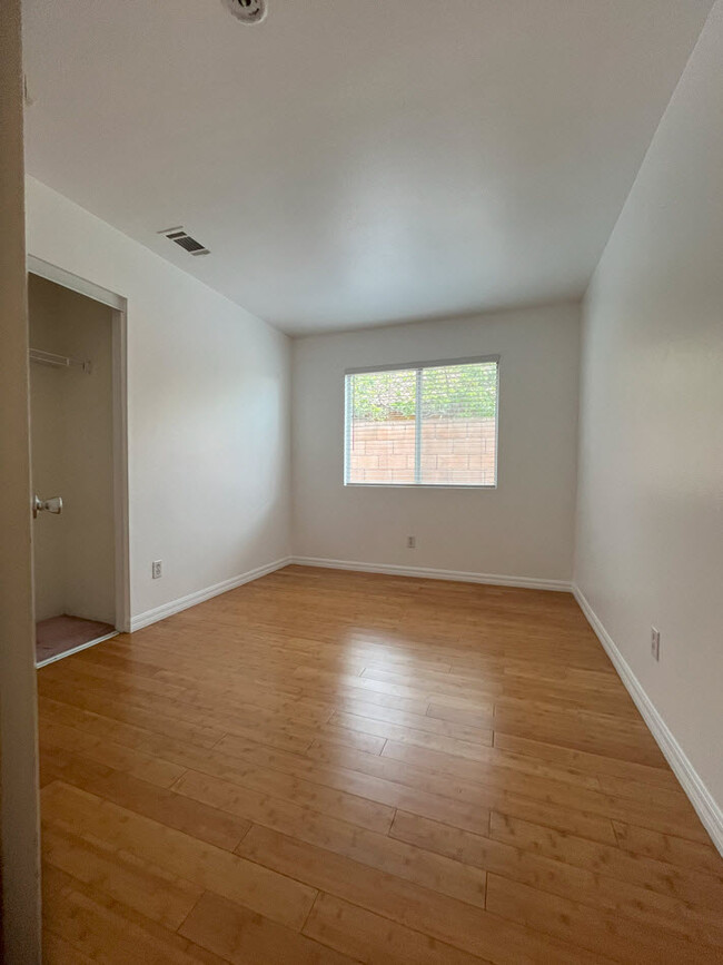 Building Photo - 13985 Ivy Ave