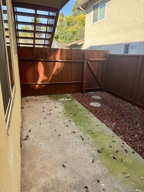 Building Photo - 1053 W Hamilton Ave