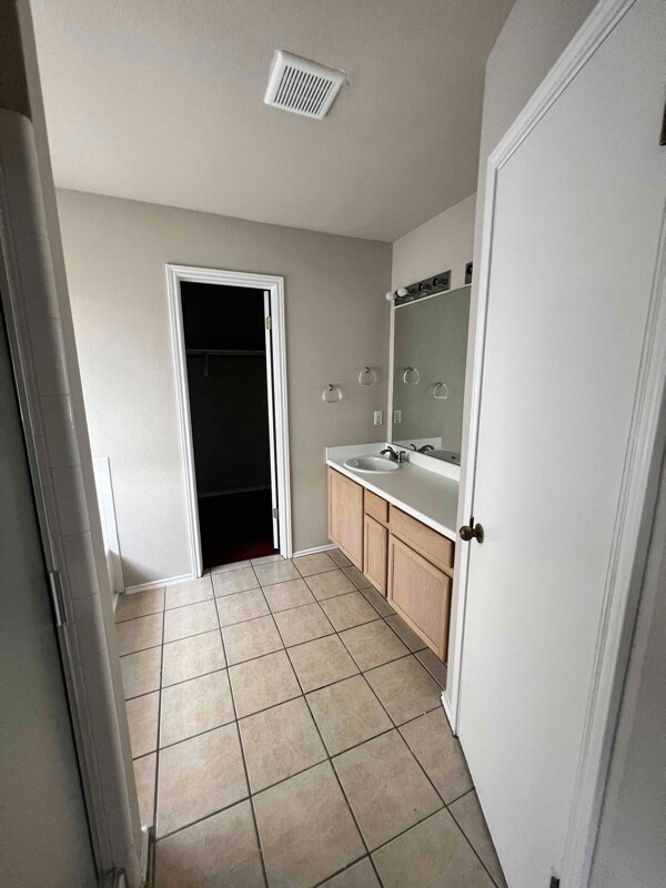 Building Photo - 1000 Laurelleaf Dr