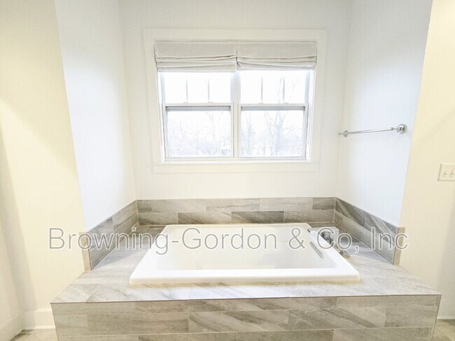 Building Photo - 6539 Thunderbird Dr