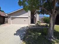 Building Photo - 3 bedroom/2bath home in quiet neighbothood