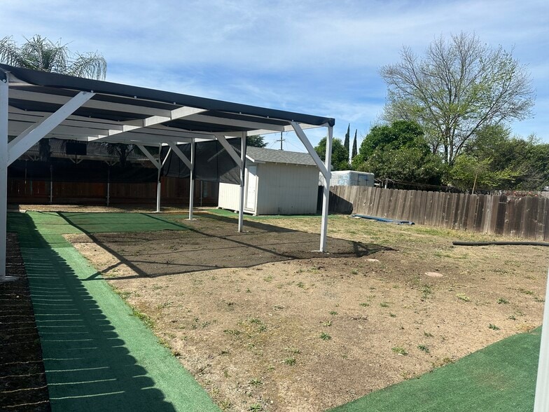 Building Photo - 539 S Gertrude Ave