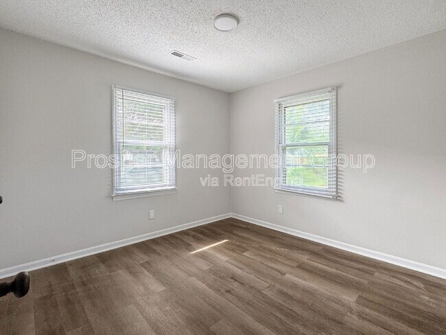 Building Photo - 17 Stratton Dr