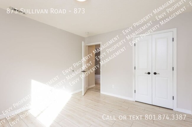 Building Photo - 873 Sullivan Dr