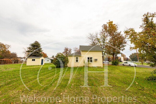 Building Photo - Cozy Home with Storage in Quiet Convenient Location