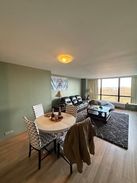 Building Photo - 5415 N Sheridan Rd